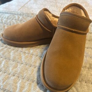 UGG Micro Slipper/Slide Chestnut- like new! Size women’s 8